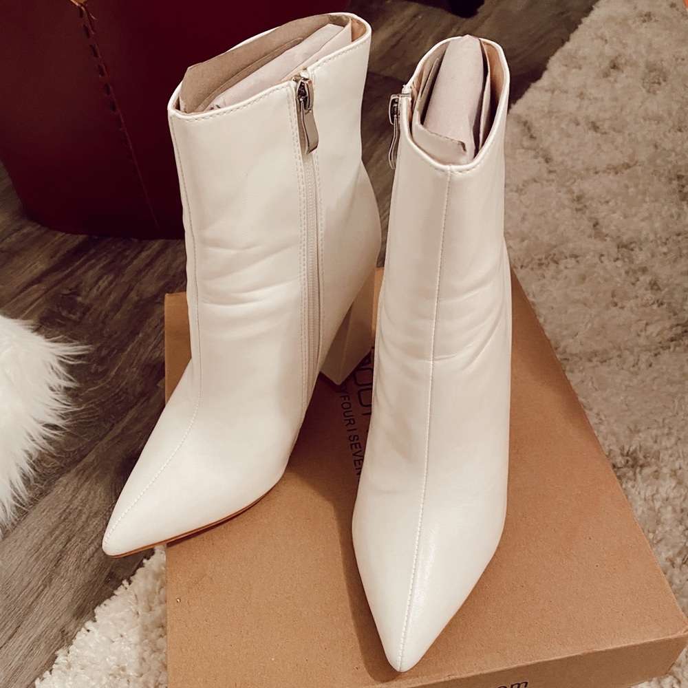 WHITE TRENDY BOOTS
